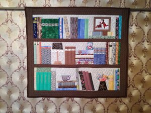 Лоскутное панно. Книжная полка.