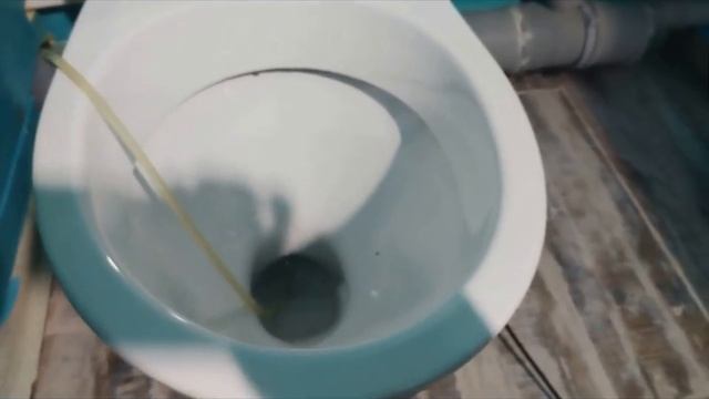 как слить воду из унитаза зимой перед отъездом смотреть онлайн