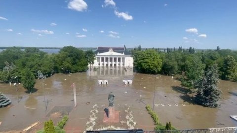 В центре Новой Каховки сейчас так: плавают лебеди