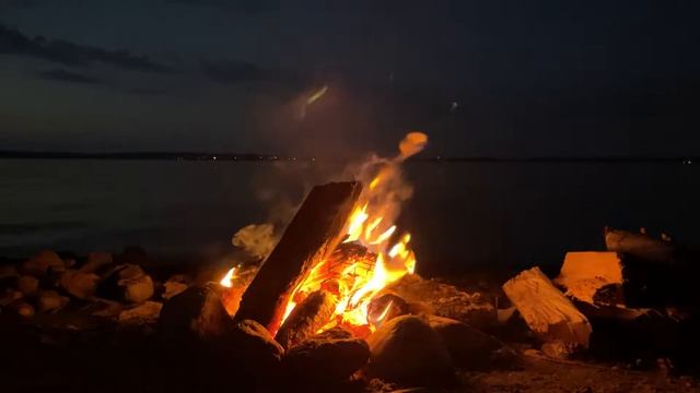 Костёр на берегу озера | Sunset campfire | смотреть онлайн