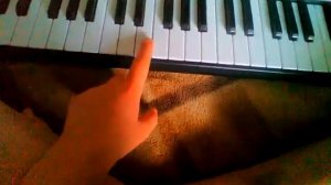 Как на пианино играть очень простую мелодию?