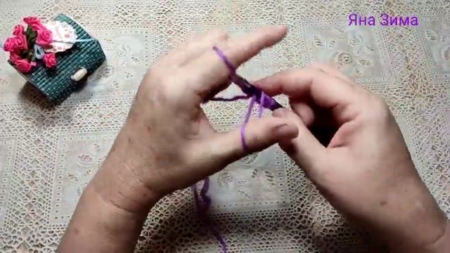 Вяжем комплект шапку и снуд диагональным узором.