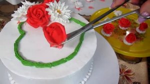 Торт с ромашками и красными розами