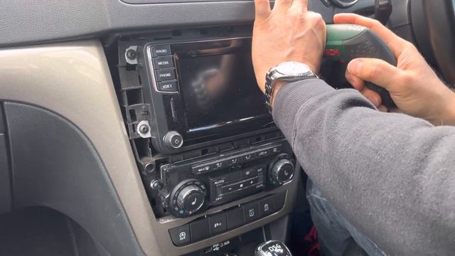 Removing The Media Unit In A Skoda Yeti