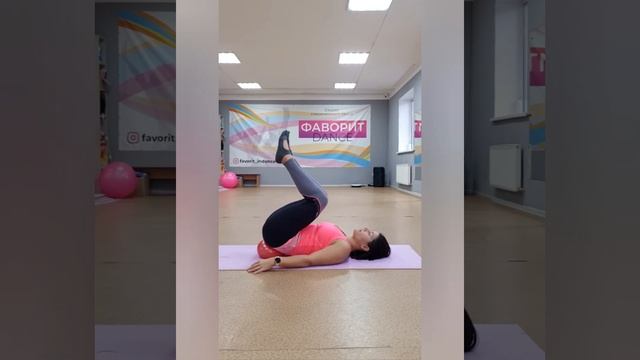 Мобильность грудного отдела и расслабление спины . Используйте мяч, плед, полотенце или подушку. смотреть онлайн