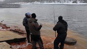 Юрий Сипцов, Александр Руденко и Виталий Колганов тестируют эхолот Deeper Smart Fishfinder