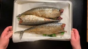 Невероятно вкусная диетическая скумбрия, запечённая в духовке целиком