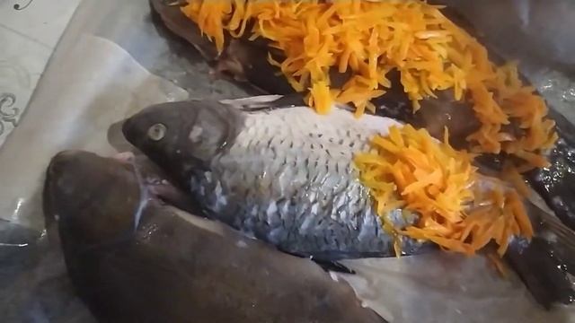 Линь и карп фаршированный и запечённый в духовке. По шубой из моркови с сыром.)