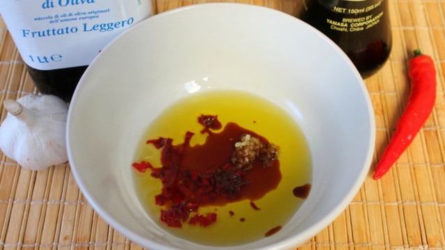 Острая закуска из помидоров с зеленью и сыром
