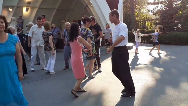 ГОРИТ КАЛИНЫ ЦВЕТ! ТАНЦЫ ХАРЬКОВ УКРАИНА СЧАСТЛИВЫЕ ДНИ смотреть онлайн