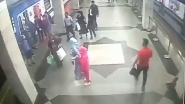 Будьте осторожны в метро: В Ташкенте мужчина подвернул ногу и упал под поезд в метро смотреть онлайн