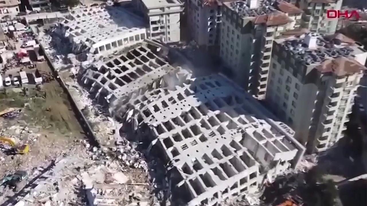 В Турции спустя пять дней после землетрясения под завалами продолжают находить живых людей