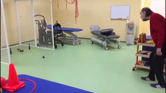 Упражнение с кеглями на баланс и точность движений