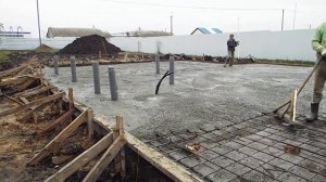 приём бетона монолитной плиты поверх ростверка на сваях.