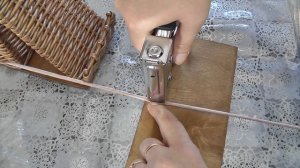 Двойные стойки на фанерном донышке. Плетение из газетных трубочек
