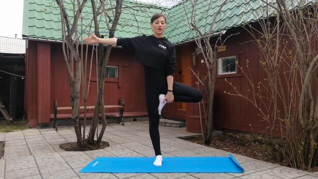 Практика дома. Фитнес-йога. Урок 8. Позы Стоя. Часть 1. смотреть онлайн