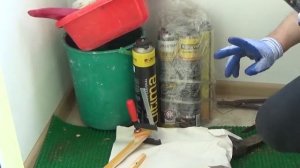 Пустой баллон из под монтажной пены ещё сохраняет немного пены.