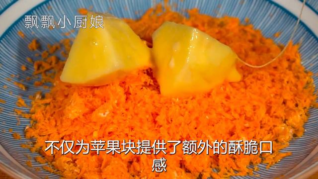 把苹果放进油锅中炸一炸，出锅瞬间变美食，10个人9个没吃过，香 смотреть онлайн