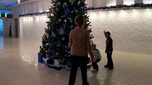 Всей семьёй в театр. Ребёнок - аутист в обществе. Где живёт дед мороз?