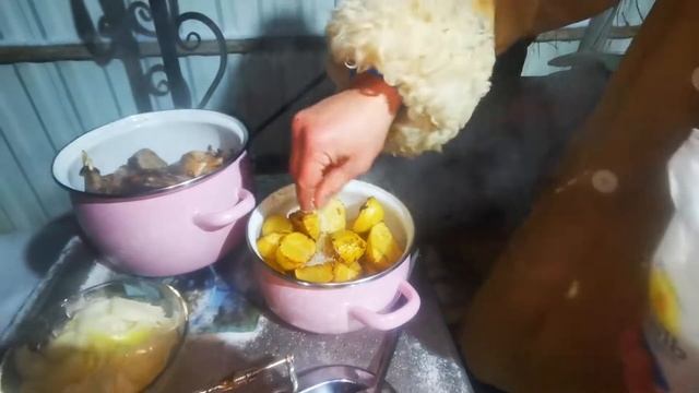 Кролик в казане на мангале