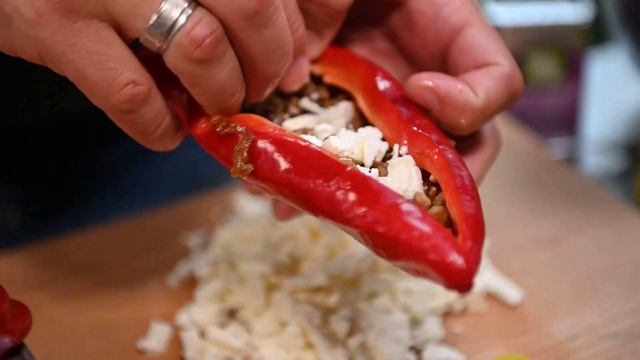 Фаршированные перчики с сыром фета и беконом на барбекю