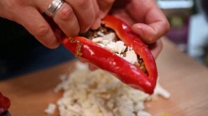 Фаршированные перчики с сыром фета и беконом на барбекю