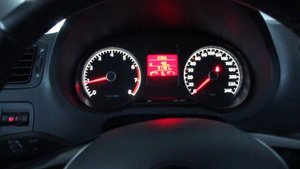 VOLKSWAGEN POLO 2013 г. (фольксваген поло, приборная панель, момент запуска двигателя)
