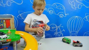 Машинки и Трек с паркингом заправкой и мойкой - Весёлое видео для детей с машинками