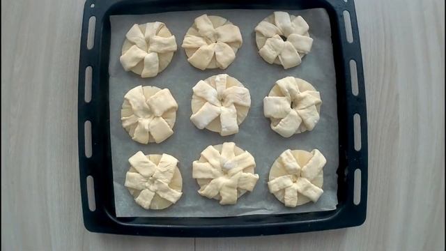 Очень вкусные ананасовые слойки / сахар/ грецкий орех/