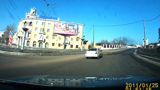 Пролетел гаишника и красный светофор.AVI смотреть онлайн