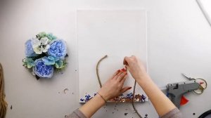 Декоративная композиция из искусственных цветов на 8 марта