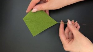 Листик из гофрированной бумаги в диагональной технике