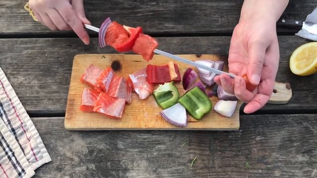 «Шашлык» из лосося на костре ? #stayathome #cookwithme смотреть онлайн