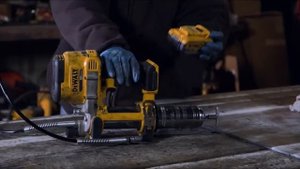 Аккумуляторный пистолет маcляный DeWALT DCGG571M1