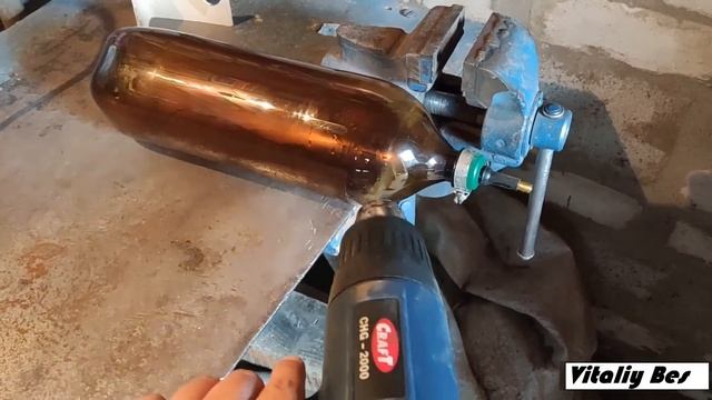 Надуть пластиковую бутылку, увеличить в размере и выпрямить.