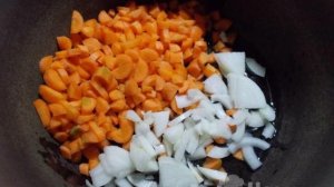 Тушеные овощи с сосисками в казане