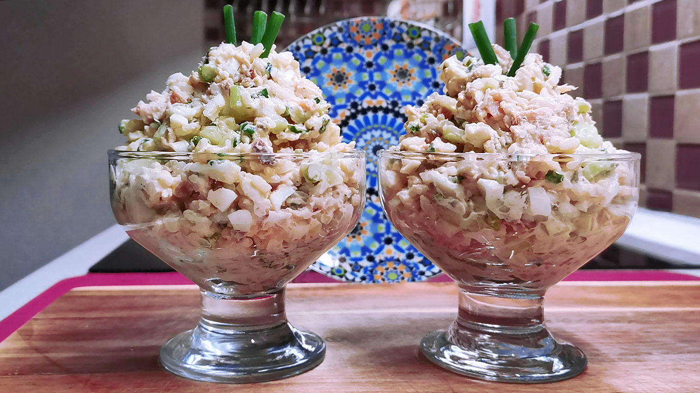 Такой ВКУСНЫЙ САЛАТ сколько ни приготовь, много не будет! РЕЦЕПТ с ГОРБУШЕЙ горячего копчения.mp4
