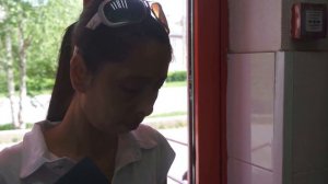 Женщина собирает деньги на лечение ребенка