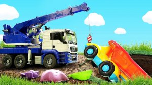 Подъемный кран и машинки в песочнице. Видео про игрушки для детей