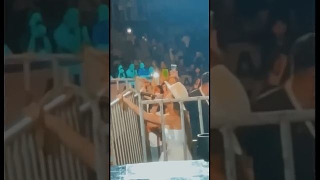 Отдала микрофон во время концерта??? #анетсай смотреть онлайн