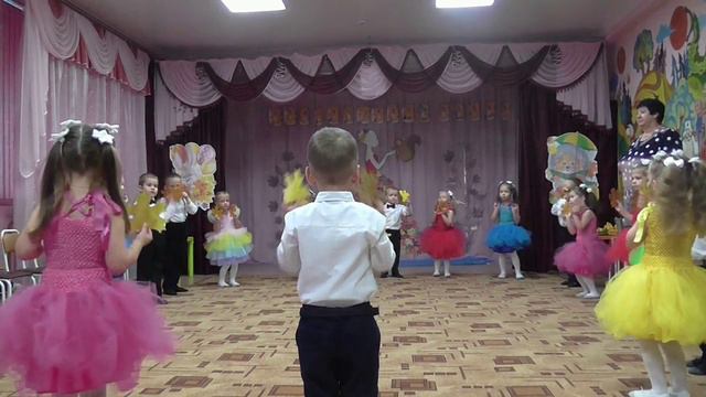 Заход на осенний праздник: "Желтые листики" смотреть онлайн