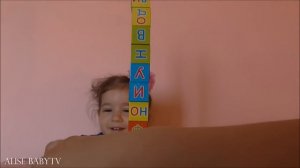 Открываем набор кубиков с буквами 12 штук, играем, строем домик, узнаем понятия _больше и меньше