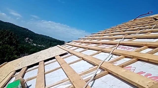 ПОДНИМАЕМ ФАНЕРУ НА КРЫШУ ВРУЧНУЮ!!! смотреть онлайн