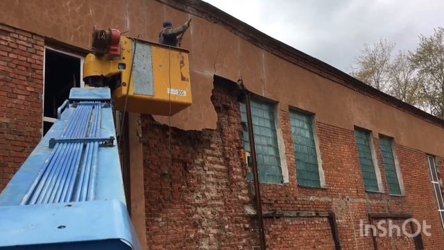 Услуги Автовышки для Демонтажа повреждённого участка стены. Аренда спецтехниики. Показываю все!