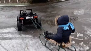 Детский электромобиль Buggy М 4170, А707АА тащит санки по льду