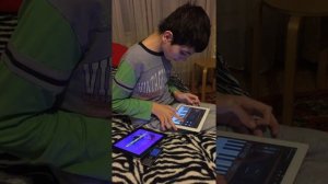 Мальчик аутист играет на пианино.
