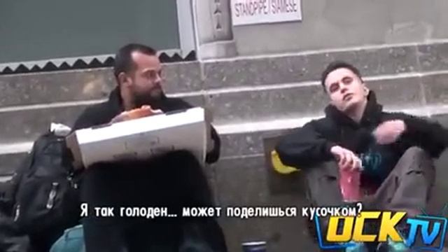 Социальный эксперемент незнакомых людей просят угостить едой