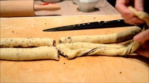 Булочки с маком, формируем завитушки 2 способа