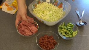 салат с пекинской капустой, фасолью и колбасой