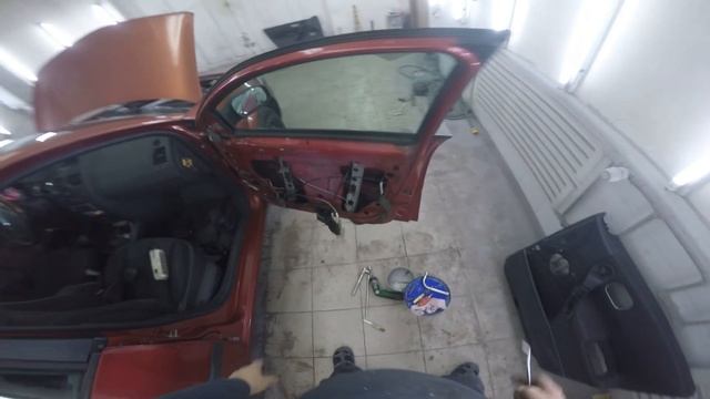 Рено Меган 2. Ремонт передних стеклоподемников. смотреть онлайн